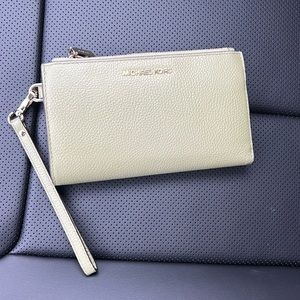 EUC Michael Kors Adele Pebbled Leather Smartphone Wallet